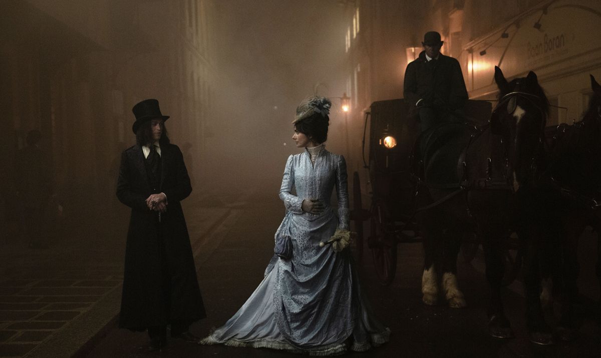 dracula-a-love-tale-romantic-scene