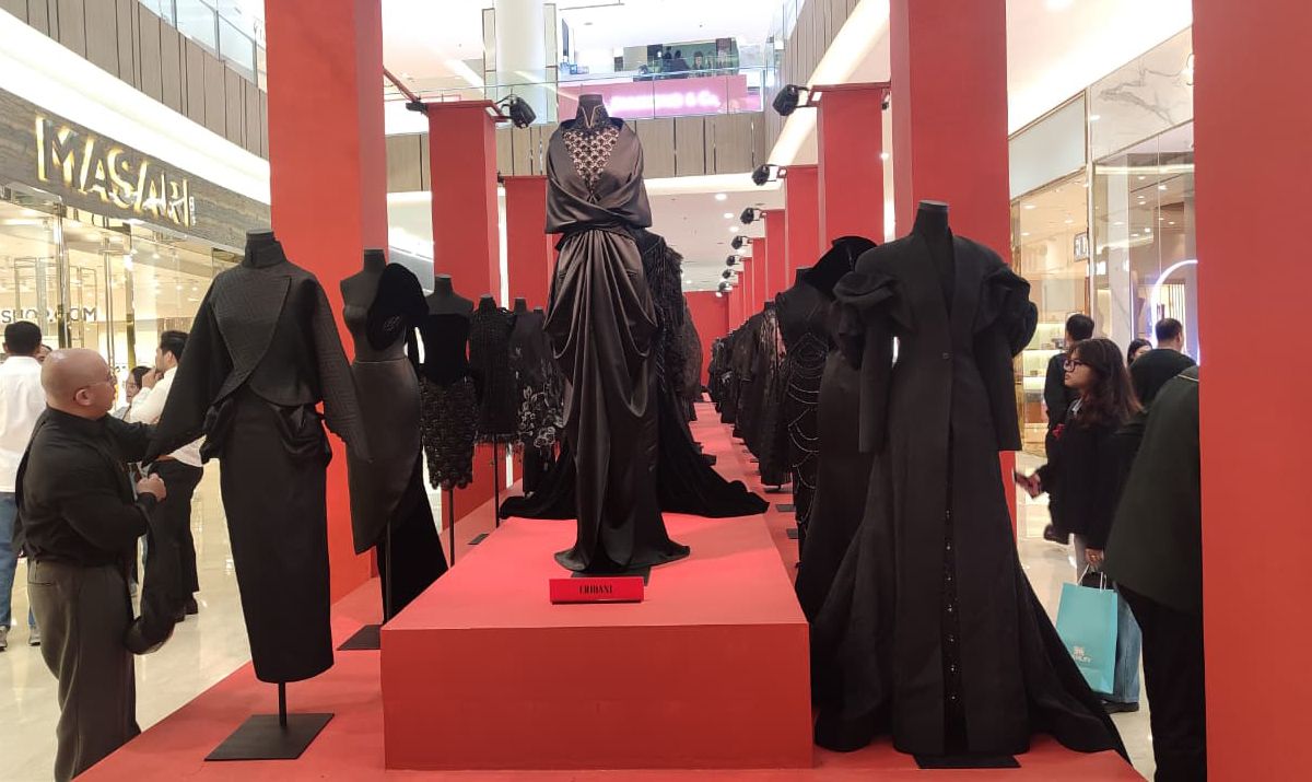 busana-hitam-elegan-gaya-archive