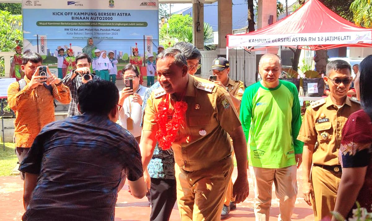 walikota-bekasi-tri-adhianto-di-acara-auto2000