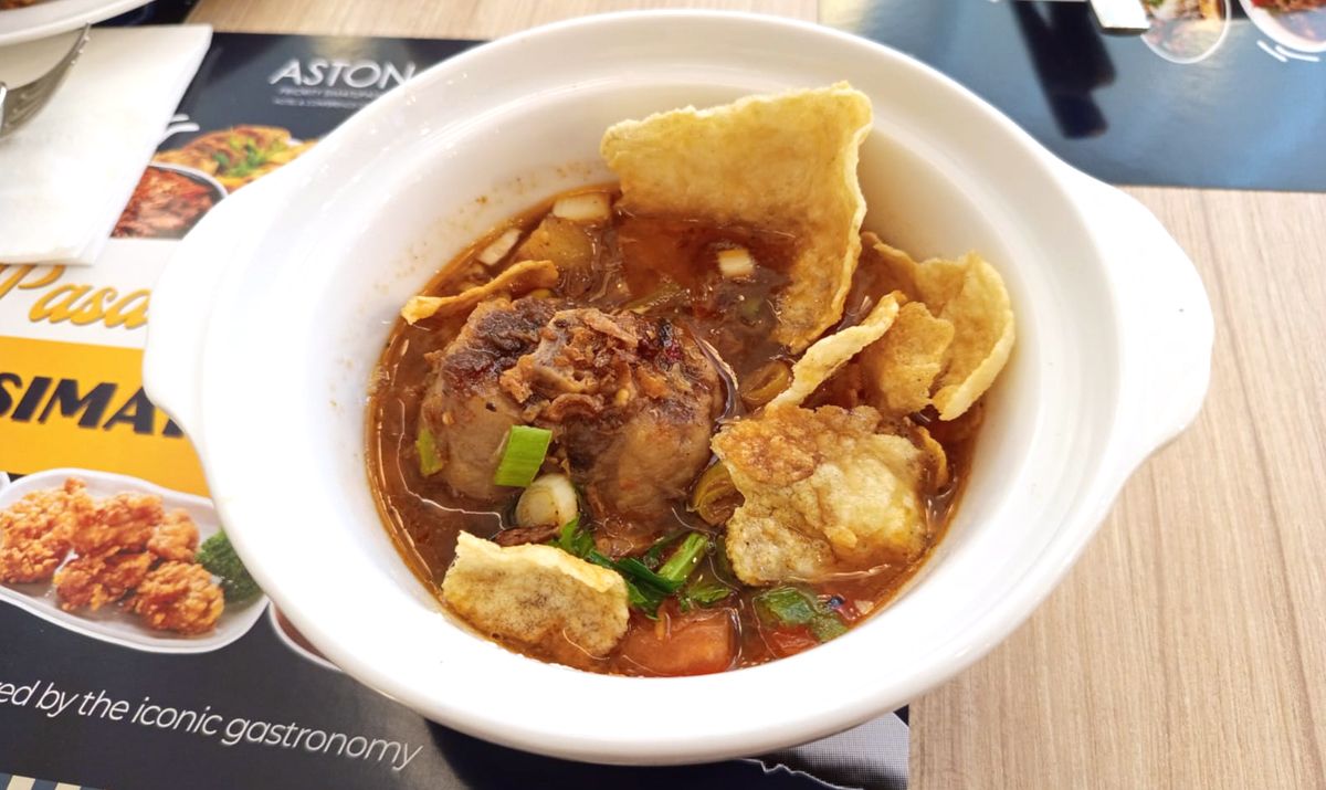 sop-buntut-merah-simatupang-menu-unggulan