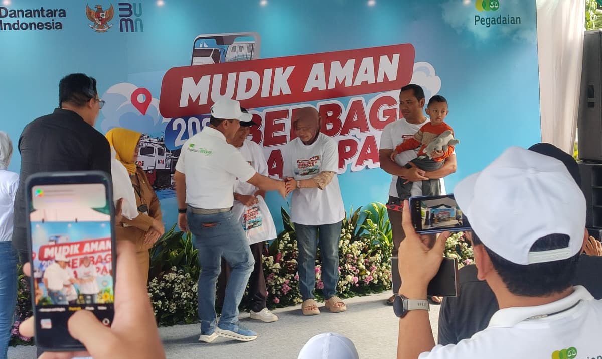pembagian-goodie-bag-peserta-mudik-pegadaian