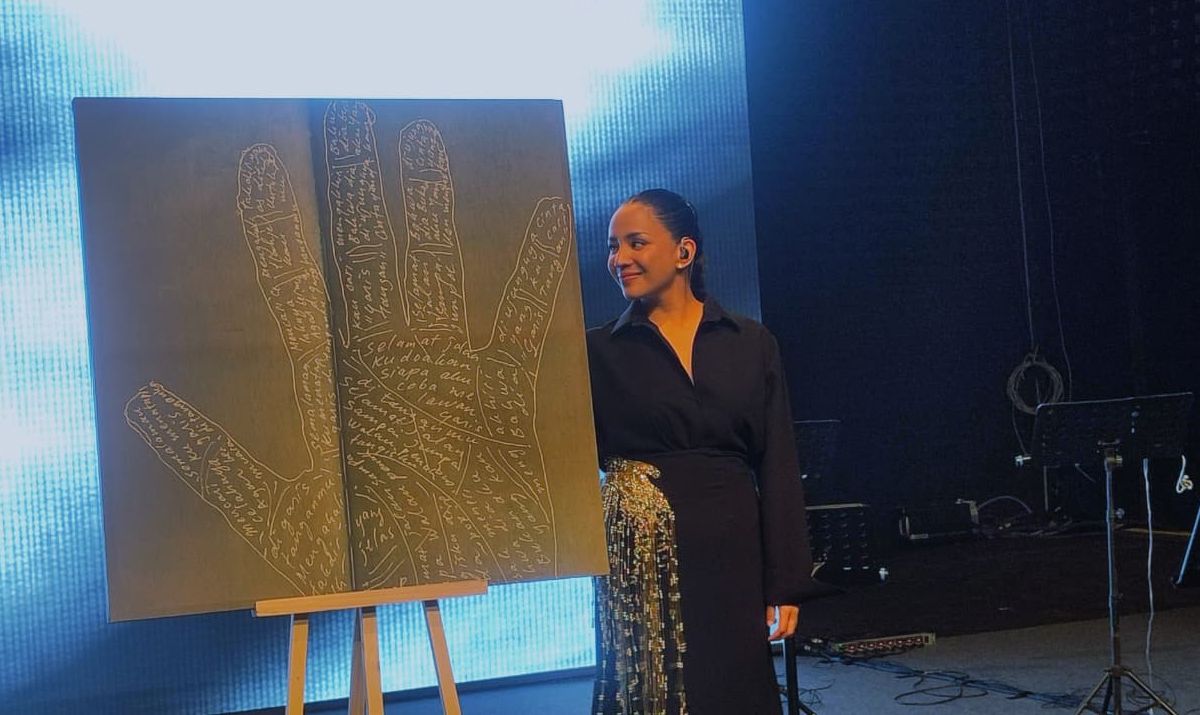 hitam-putih-garis-tangan-angel-pieters