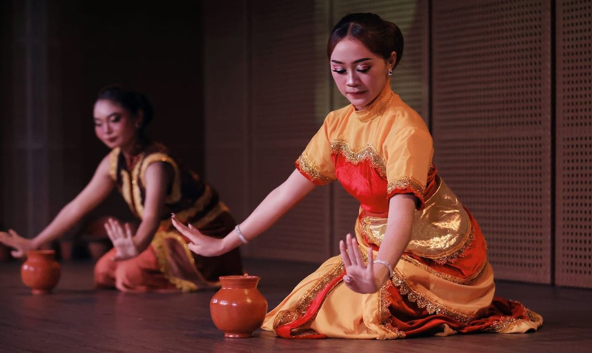 penampilan-tari-obah-gerabah-hari-tari-sedunia
