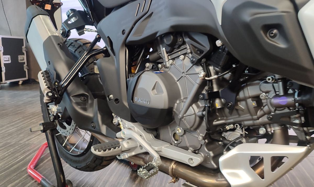 mesin-ducati-v2-890cc-desertx