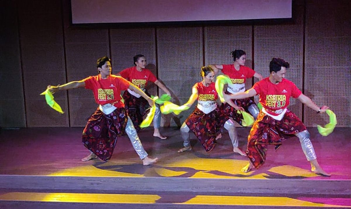 penampilan-tari-tradisional-ksatria-fest