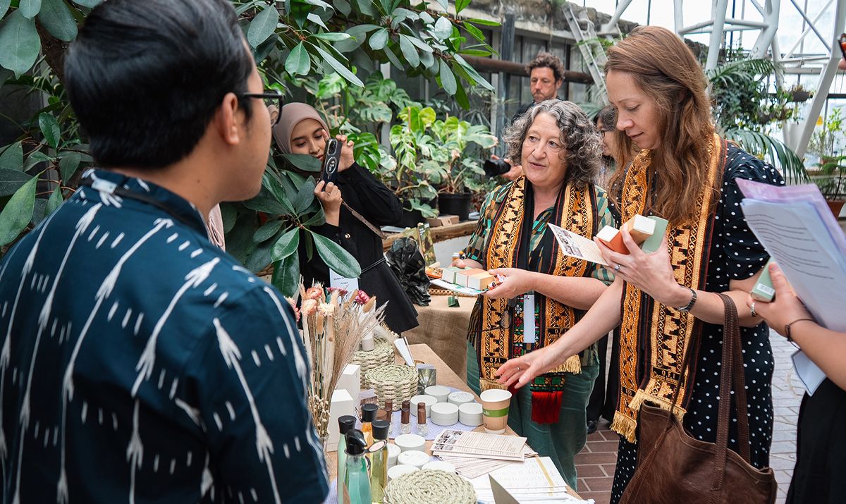 visitors-explore-paragoncorp-sustainable-beauty-booth