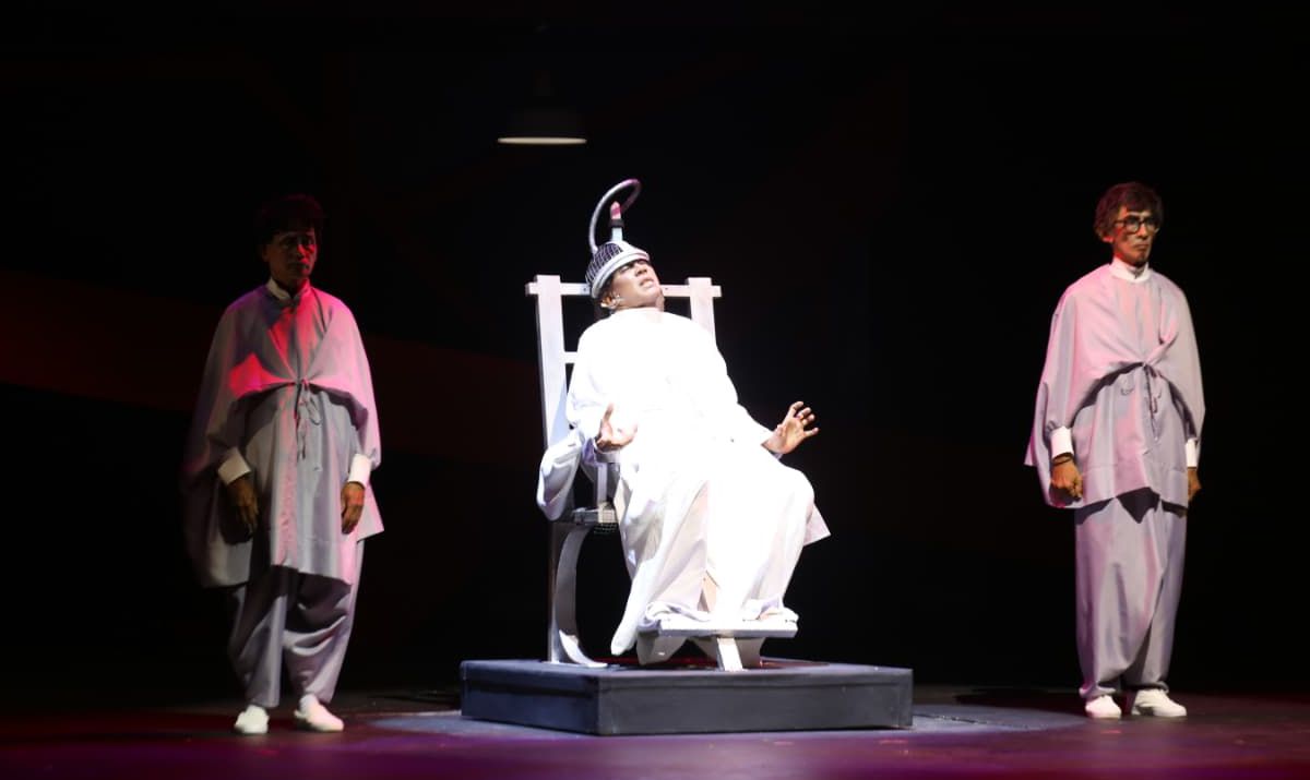 adegan-rumah-sakit-jiwa-teater-koma-tim