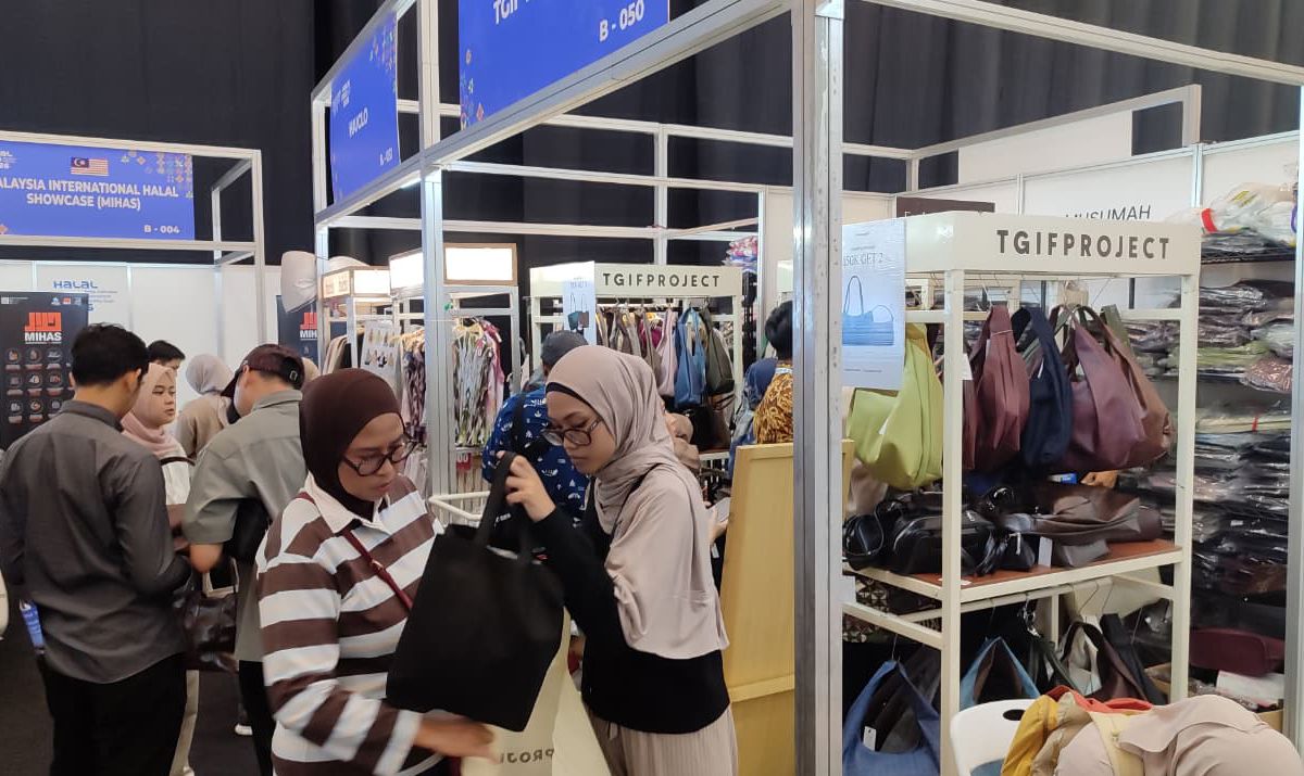 pengunjung-berburu-produk-halal-indo-2026