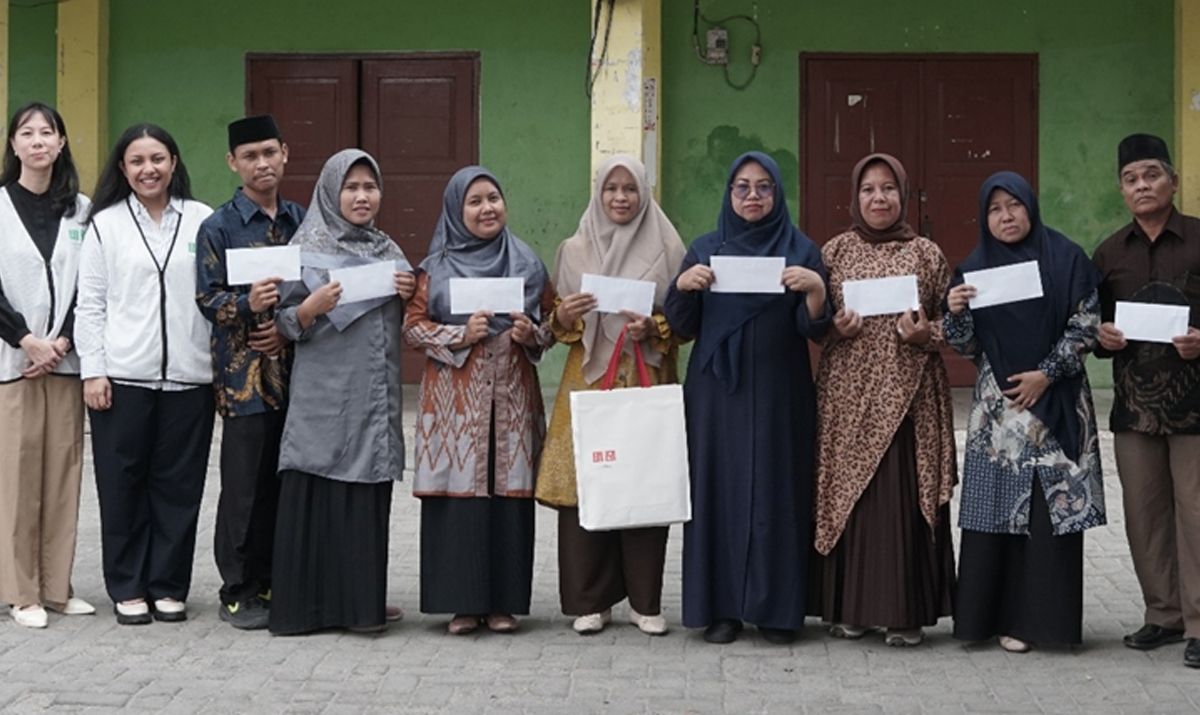 uniqlo-indonesia-1000-guru-honorer