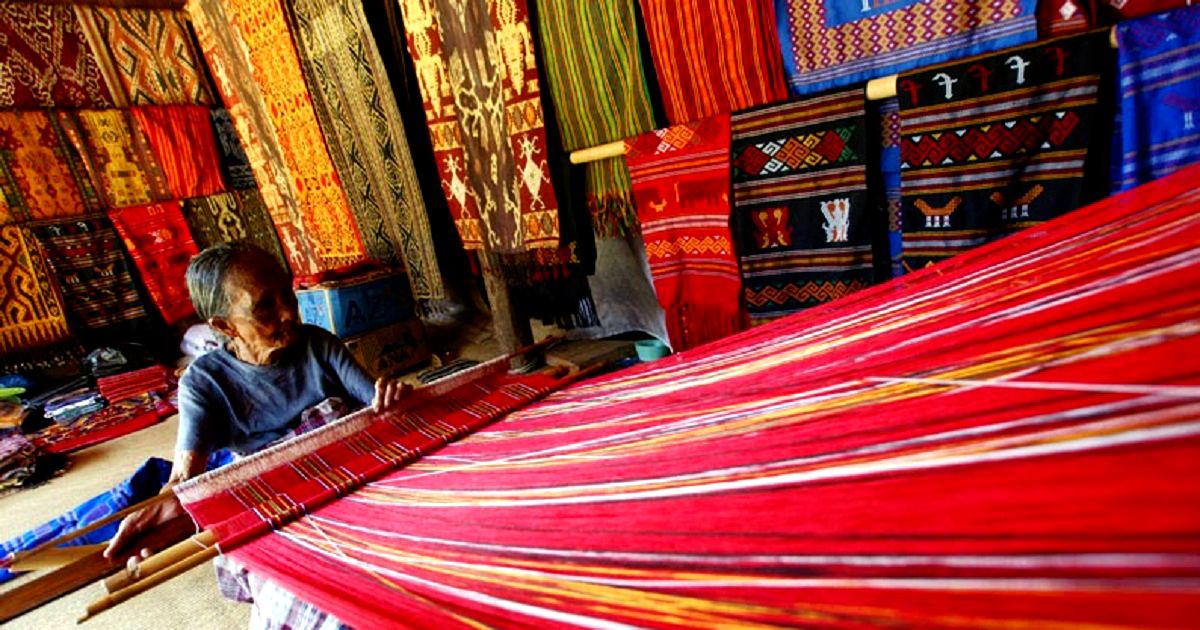 Sofia Sari Dewi Lestarikan Tenun Toraja Yang Hampir Punah