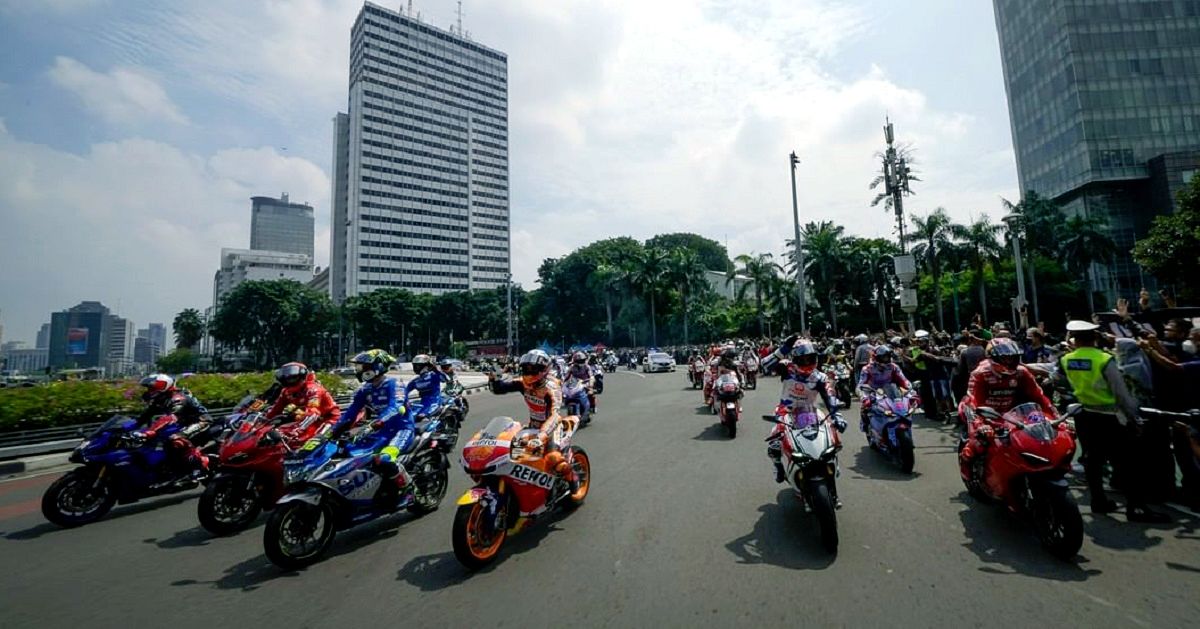 Masyarakat Sambut Energy To Speed Up Parade Pembalap MotoGP