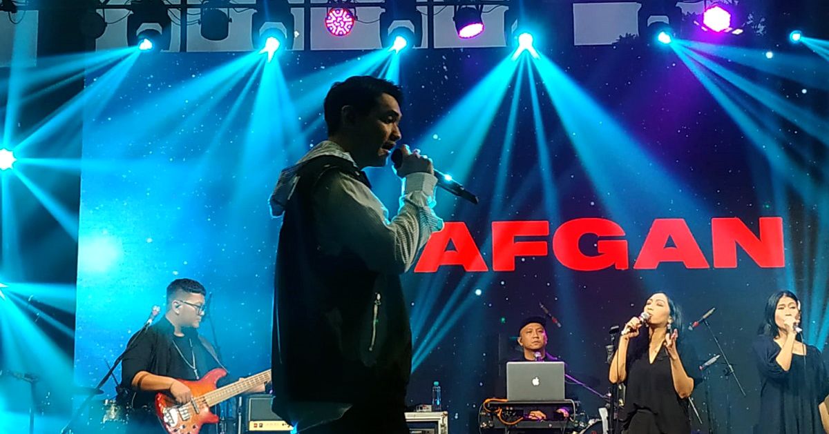 Afgan Nyanyikan Hitsnya Di Konser BTN Artikulasi Festival