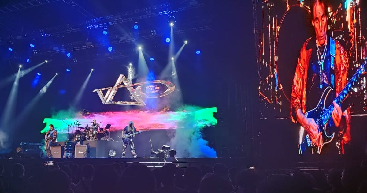 “Raungan” Gitar Menggema di Konser Steve Vai Inviolate Tour Jakarta