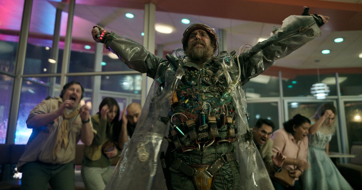 Review Film Good Luck, Have Fun, Don’t Die: Satir AI dalam Sci-Fi Time-Loop yang Absurd