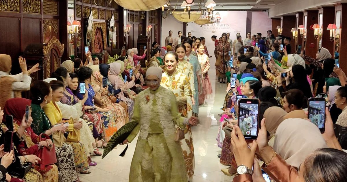 Trunk Show “Prabhā Kartini” Batik Danar Hadi Hadirkan Widyawati Sophan hingga Ingrid Kansil dalam Balutan Batik Elegan