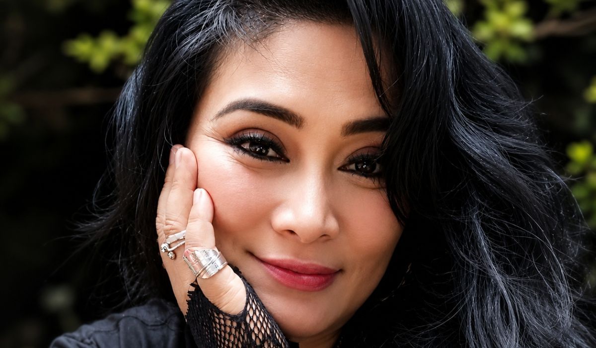 Pelangi Hitam, Awal Perjalanan Musik Nika Aprilli