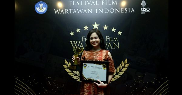 KKN Di Desa Penari Terima Piala Khusus FFWI XII