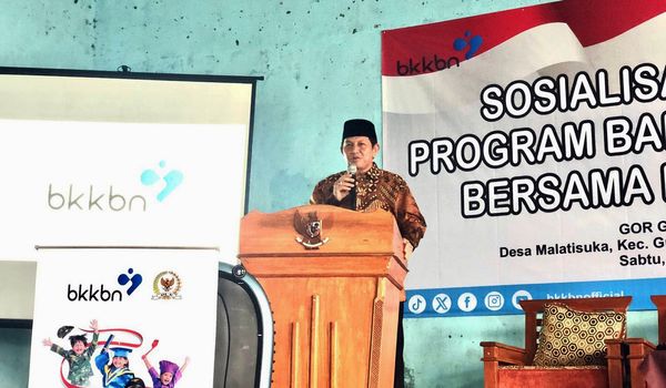 Acep Adang Ruhiat Dari Komisi IX DPR Bersama BKKBN Lakukan Kegiatan Sosialisasi dan KIE Bangga Kencana Di Tasikmalaya