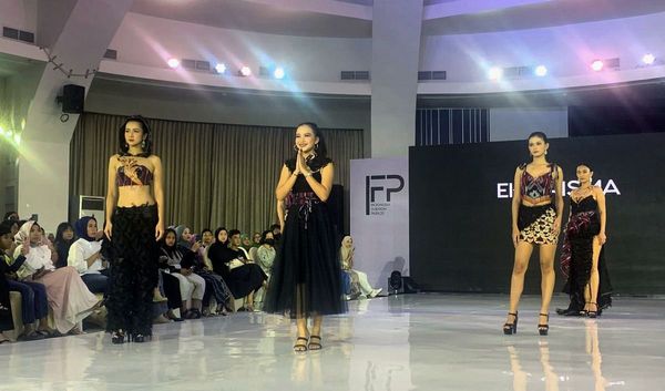 Batik Banyumas Rancangan Designer Eka Risma Melenggang Di IFP 2024