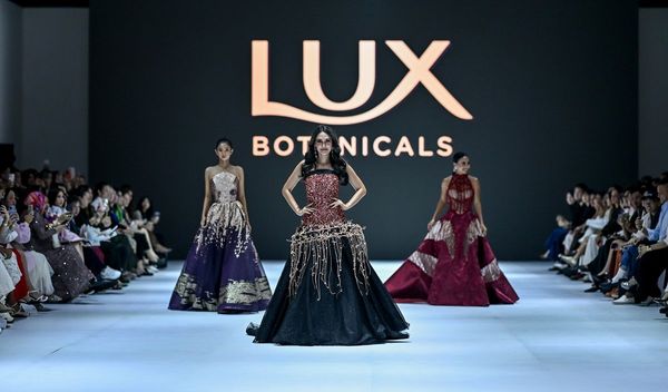 Luna Maya, Isyana Sarasvati, Dan Ira Wibowo Melenggang Anggun Di Runway JFW 2025