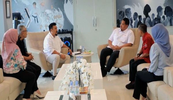 Menpora Dito Ariotedjo Tanda Tangani Sertifikat Penghargaan Atlet Berprestasi Kejurnas Pencak Silat Piala Menpora 2024