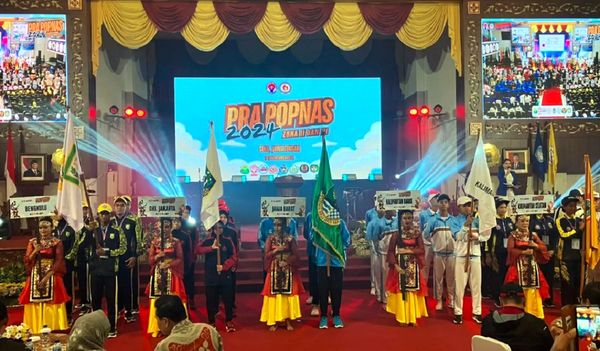 Wamenpora Taufik Hidayat Serahkan Medali Juara Pra Popnas 2024 Surakarta