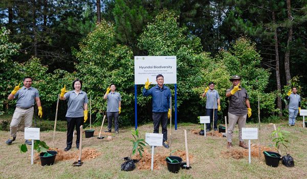 Hyundai Tanam Pohon Endemik di TNGHS pada Hari Menanam