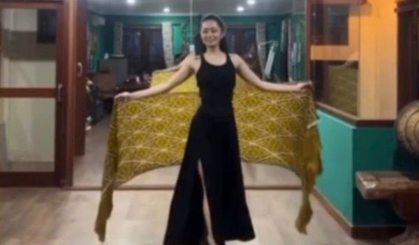 Vicky Kosasie Kibaskan Stola Karya Paundrakarna