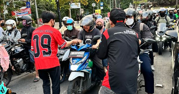 Jakarta Max Owners Peduli, Bagikan 500 Masker untuk Antisipasi Abu Vulkanik