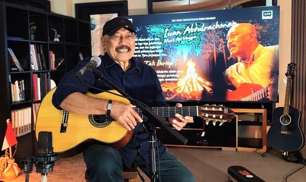 Abah Iwan Lantunkan Lagu Alam, Musik Api Unggun Pemantik Perbincangan Hangat