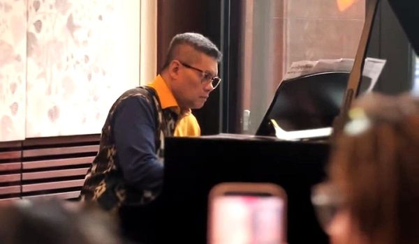 Alunan Piano Ananda Sukarlan Temani Ngopi Bareng Sastrawan di Books and Identity Over Coffee