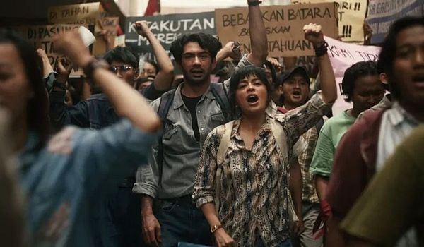 Laut Bercerita, Adaptasi Novel tentang Cinta dan Kehilangan